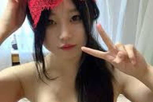 南通网友爆料：一车辆四脚朝天！围着一堆吃瓜群众……